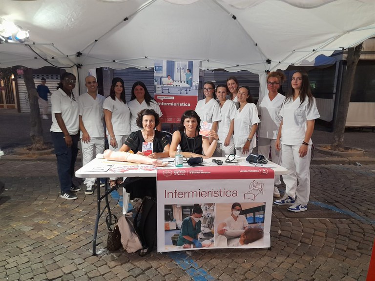 Foto stand informativo studenti e tutor 4-7-2025.jpg