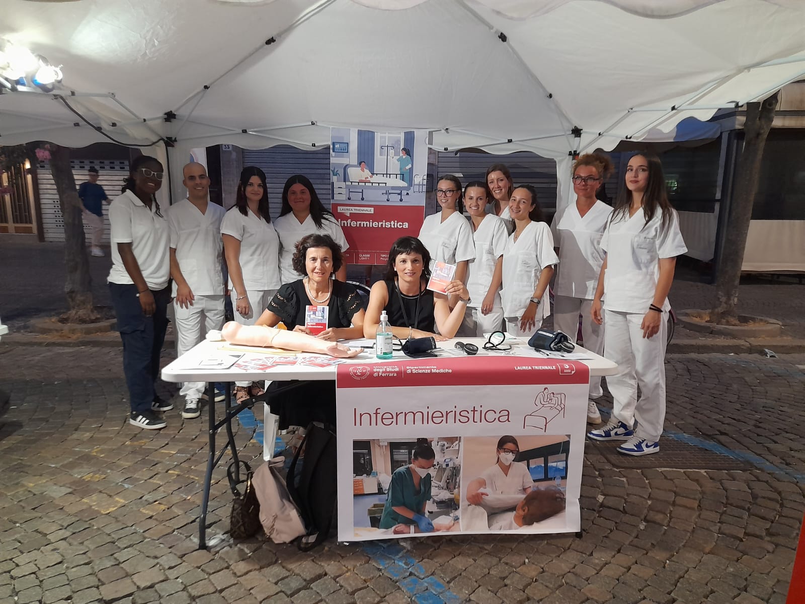 Foto stand informativo studenti e tutor 4-7-2025.jpg